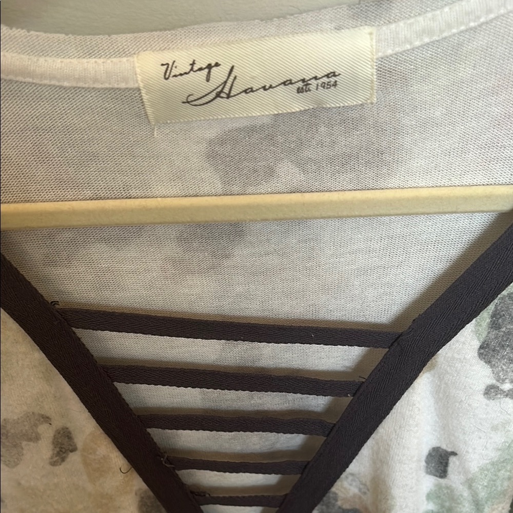 Camoflauge V-neck long Sleeve Blouse - Picture 2 of 3